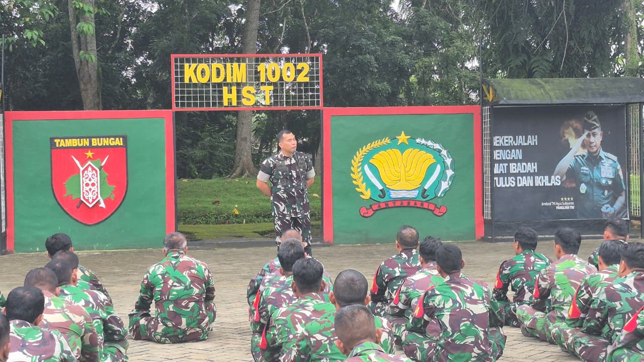 Berikan Jam Komandan, Dandim 1002/HST Tekankan Profesionalisme Prajurit
