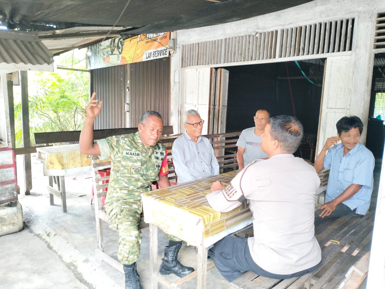 Dekat Dengan Masyarakat Binaan, Babinsa Koramil 09/Samatiga dan Bhabinkamtibmas Gelar Komsos di Desa Pinem