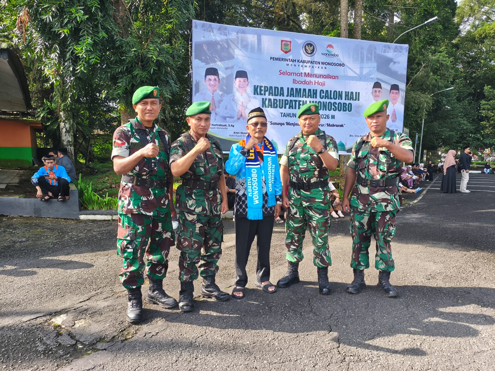 Anggota Kodim 0707/Wonosobo Bantu Amankan Pemberangkatan Jamaah Haji