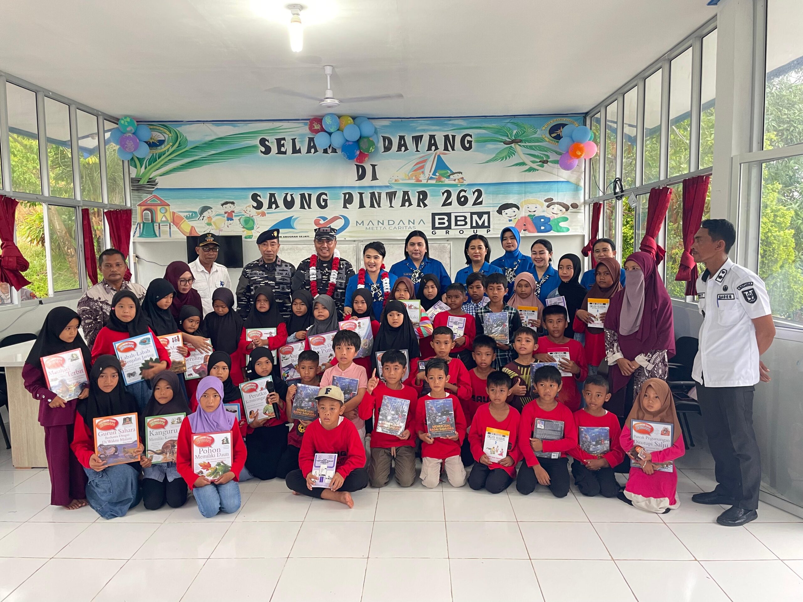 PANGKOARMADA I DAN JALASENASTRI HADIR UNTUK PRAJURIT DAN ANAK-ANAK PERBATASAN