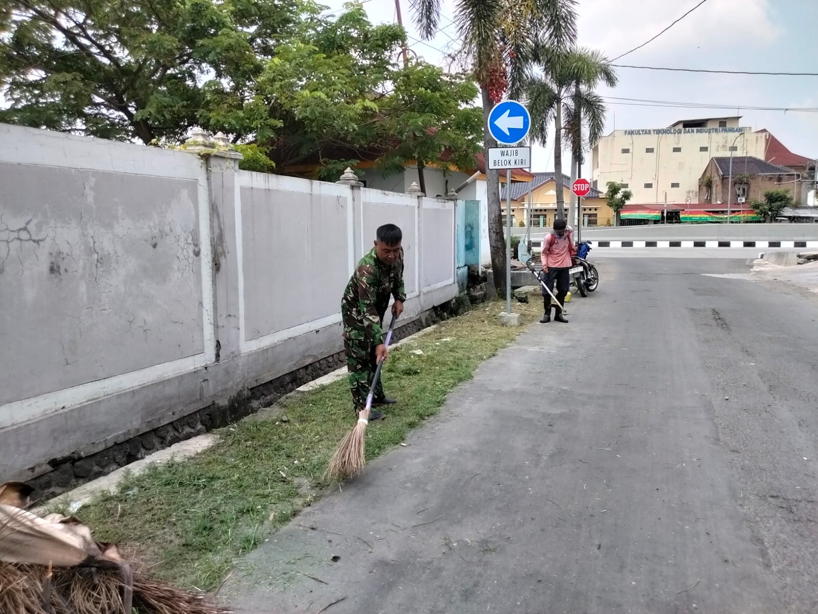 Peduli Kebersihan Lingkungan, Babinsa Banjarsari Pimpin Kerja Bhakti Bersihkan Sampah & Rumput Liar Diwilayah Binaan