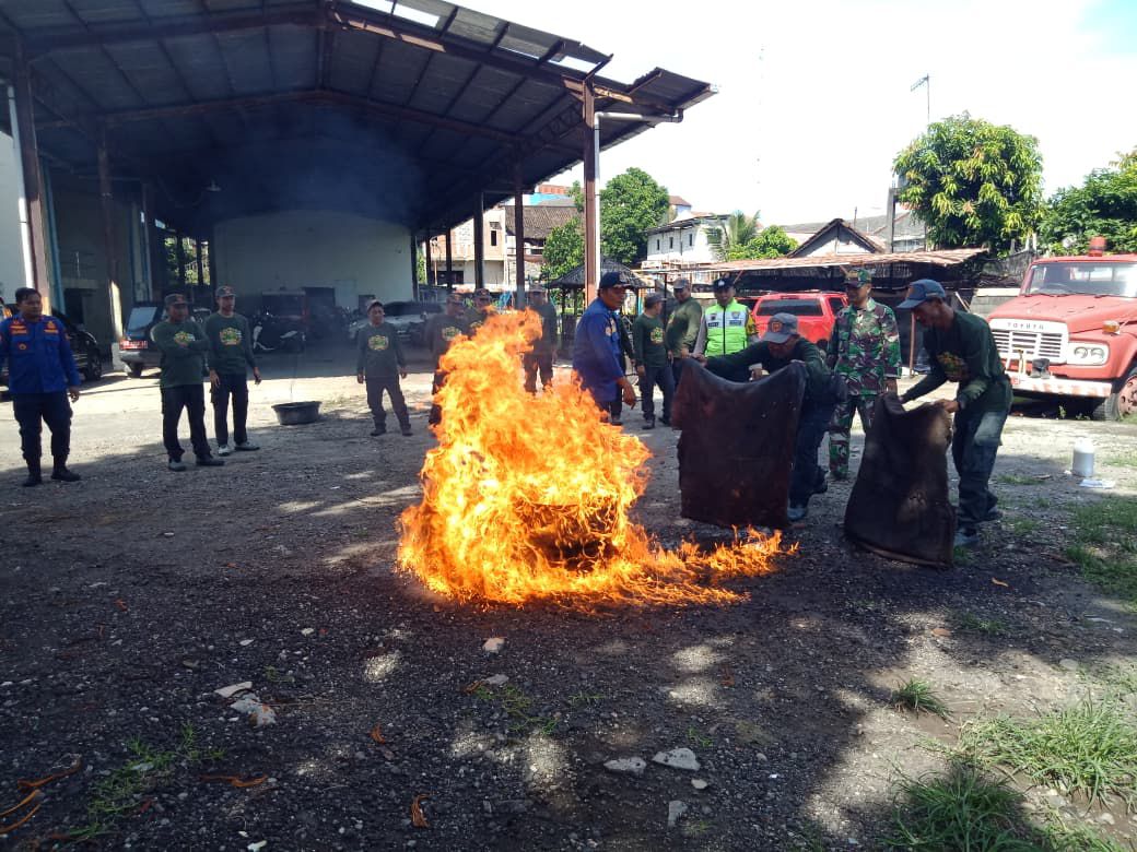 Minimalisir Musibah Kebakaran, Babinsa Kepatihan Wetan Bersama Dinas Damkar Berikan Meteri Penggunaan APAR Kepada Linmas