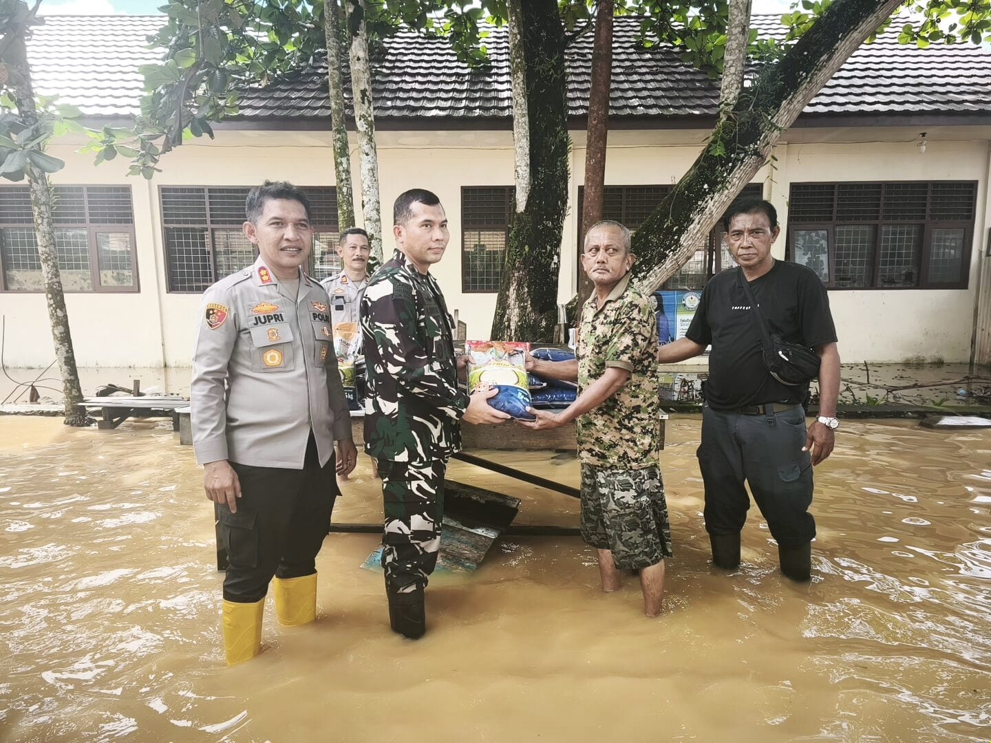 Sinergitas TNI-Polri Bantu Korban Banjir di Hulu Sungai Tengah