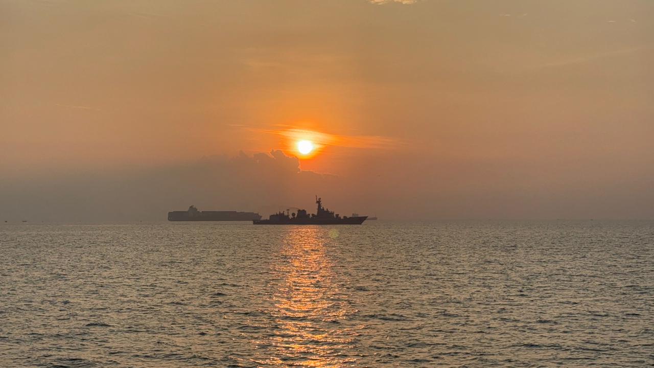 KRI WIRATNO-379 LAKSANAKAN WASPAM KAPAL PERANG PAKISTAN DITELUK JAKARTA