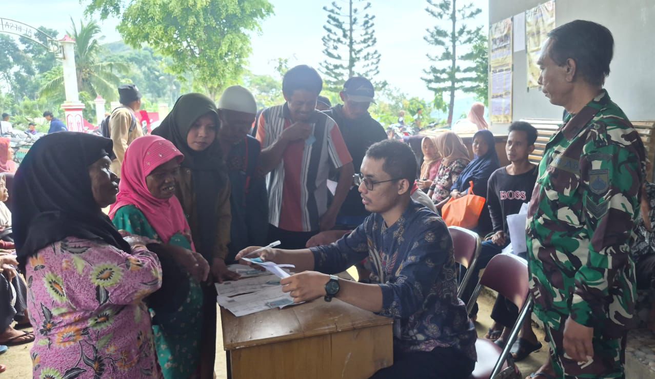 Pastikan Tepat Sasaran, Babinsa Dampingi Penyaluran Bantuan Pangan Dari Pemerintah