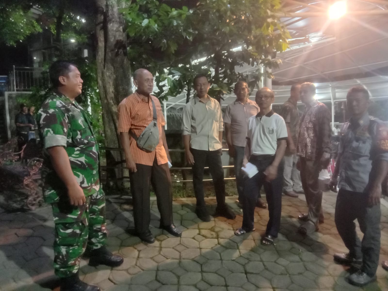Pastikan Wilayah Aman, Piket Koramil 04/Jebres Berkolaborasi Dengan Linmas Aktif Laksanakan Patroli Malam