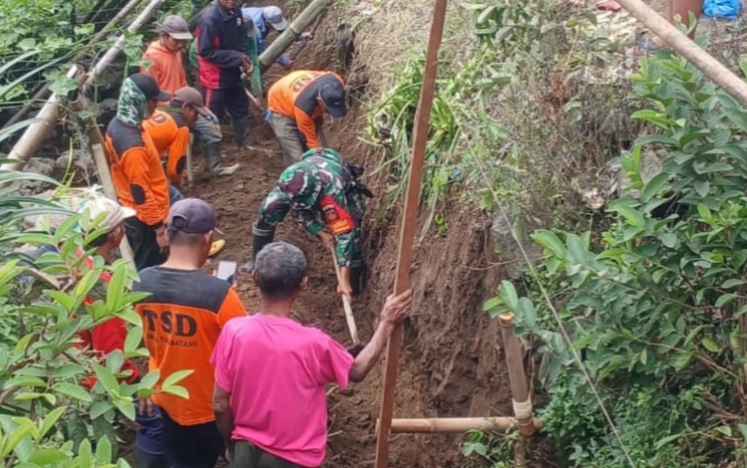 Semangat Gotong Royong, Babinsa Koramil Selo Turun Tangan Bangun Talud Penohon Longsor