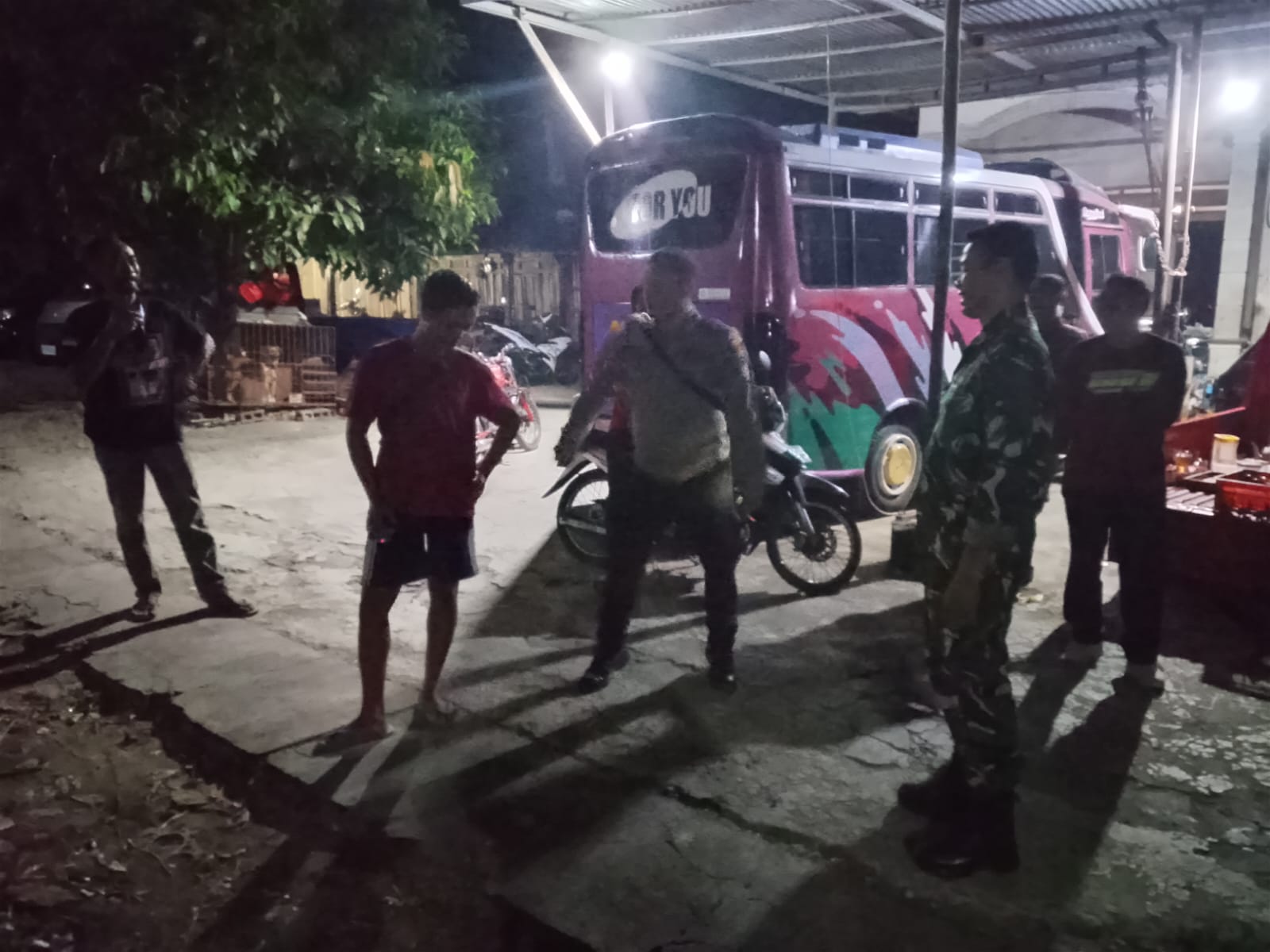 Jaga Kodusifitas Wilayah, Aparat Gabungan Patroli Keamanan Hingga Larut Malam