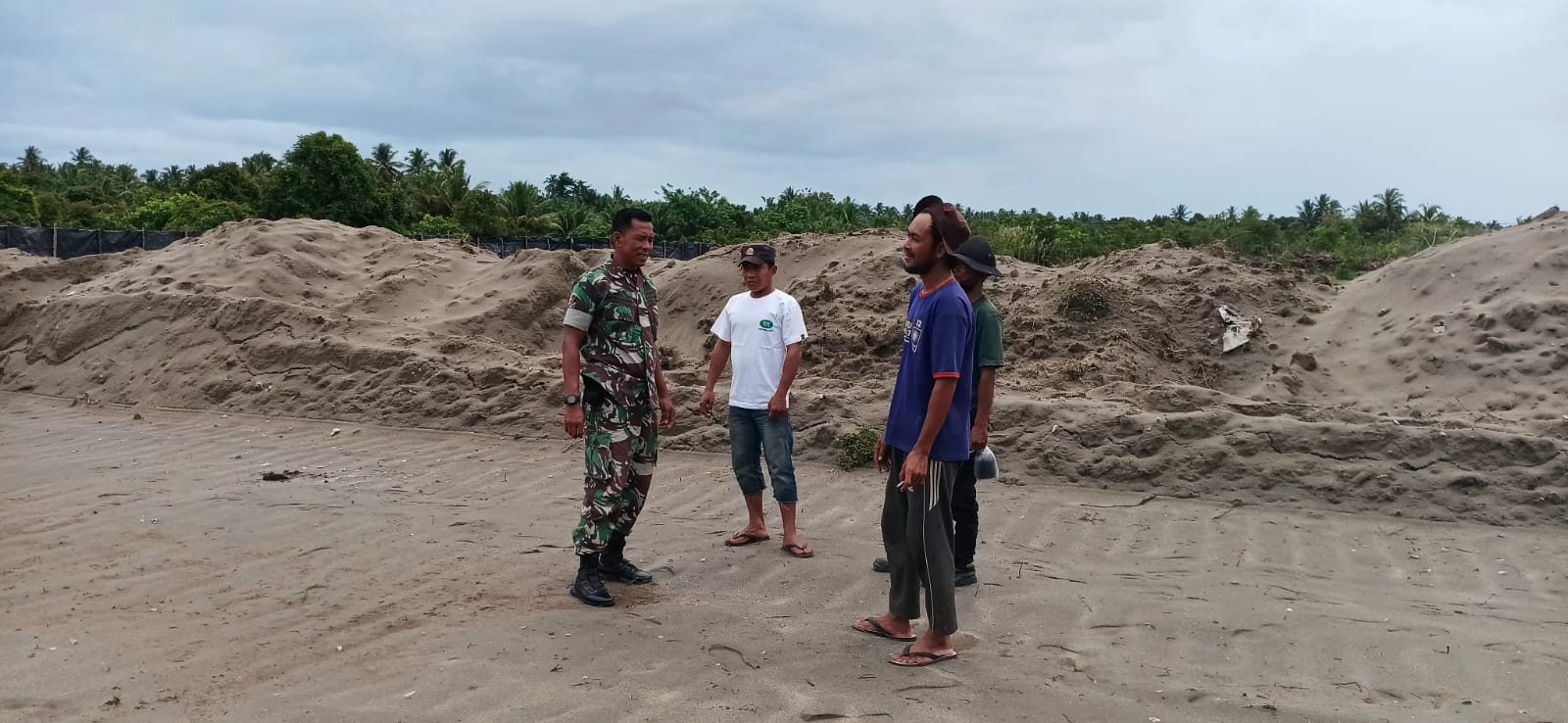 Imbau Waspada Gelombang Tinggi, Babinsa Koramil 09/Samatiga Serda M. Sofyan Komsos Bersama Nelayan Lhok Bubon