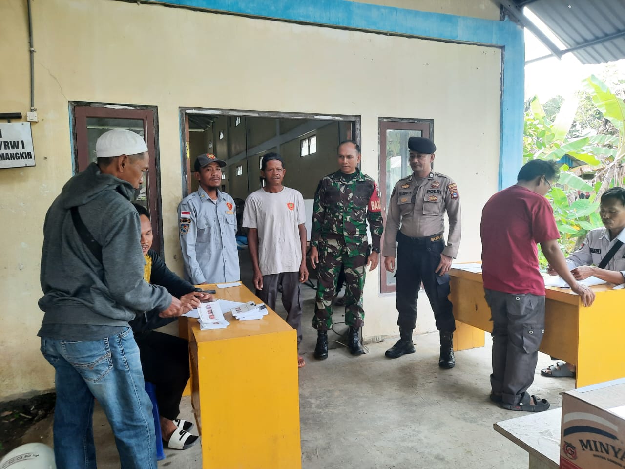 Babinsa Koramil 1002-08/LAU Dampingi Pemilihan Ketua RT di Wilayah Binaan