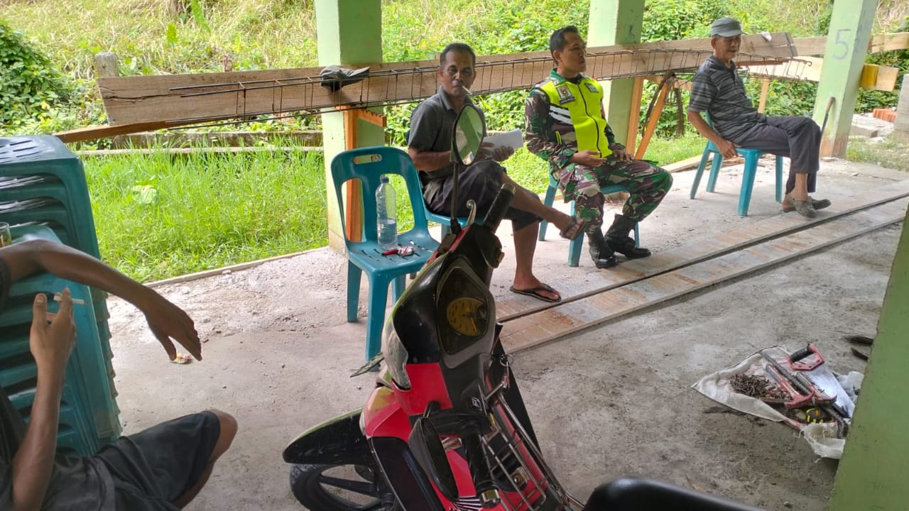 Jalin Kedekatan, Babinsa Koramil 09/Samatiga Serda Haswin Pranoto Gelar Komsos Bersama Warga Desa Rangkileh