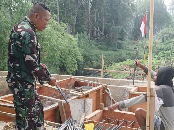 Dukung Akses Transportasi Warga, Babinsa Kawal Pembangunan Jembatan Gantung 