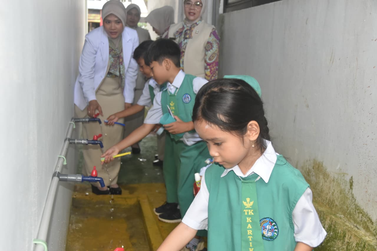 Ketua Yayasan Kartika Jaya Kodim 1002/HST Edukasi Gigi Sehat Siswa TK Kartika Barabai