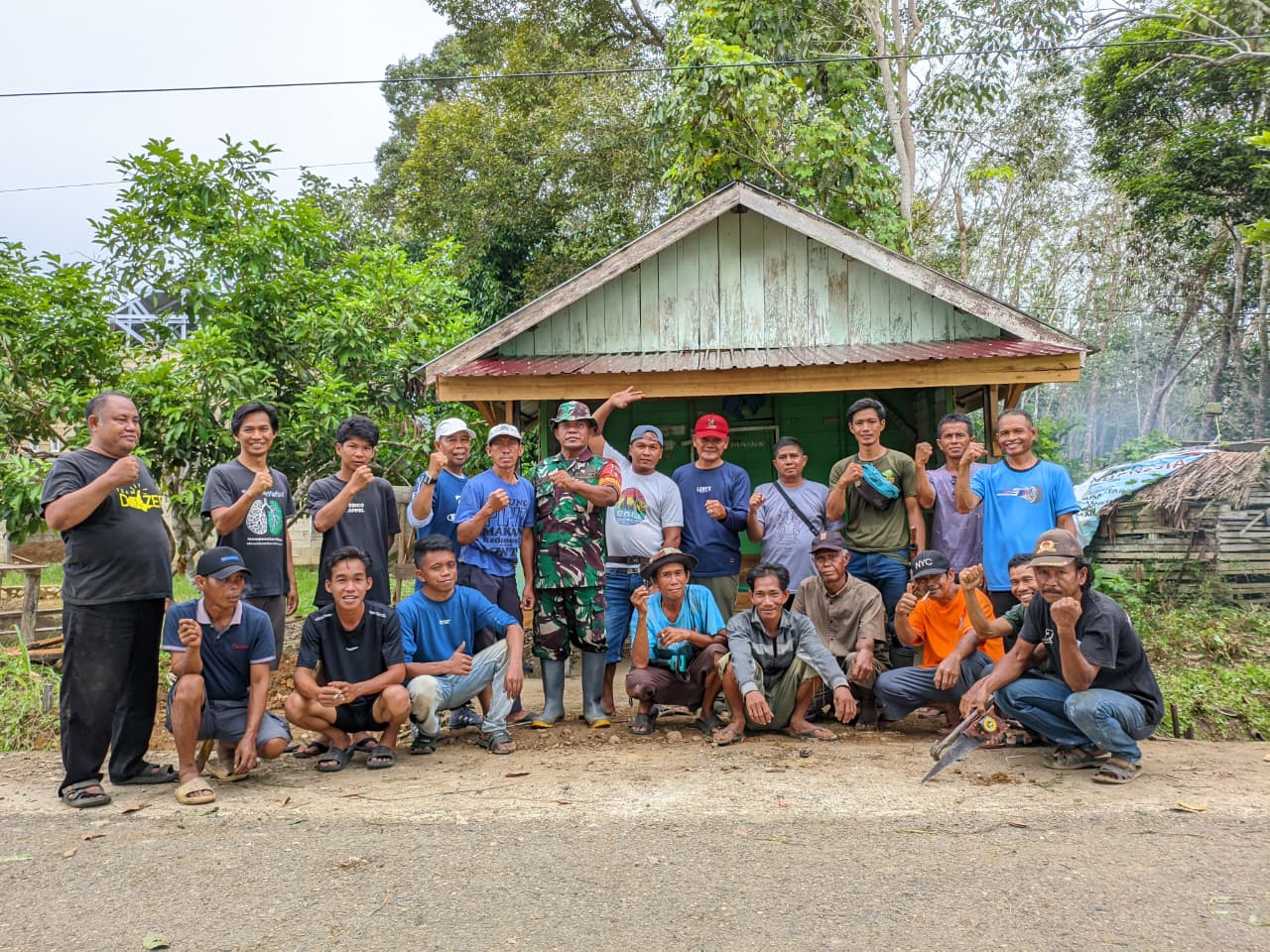 Pererat Kebersamaan, Babinsa Koramil 1002-06/Barabai Gotong Royong Bersama Warga