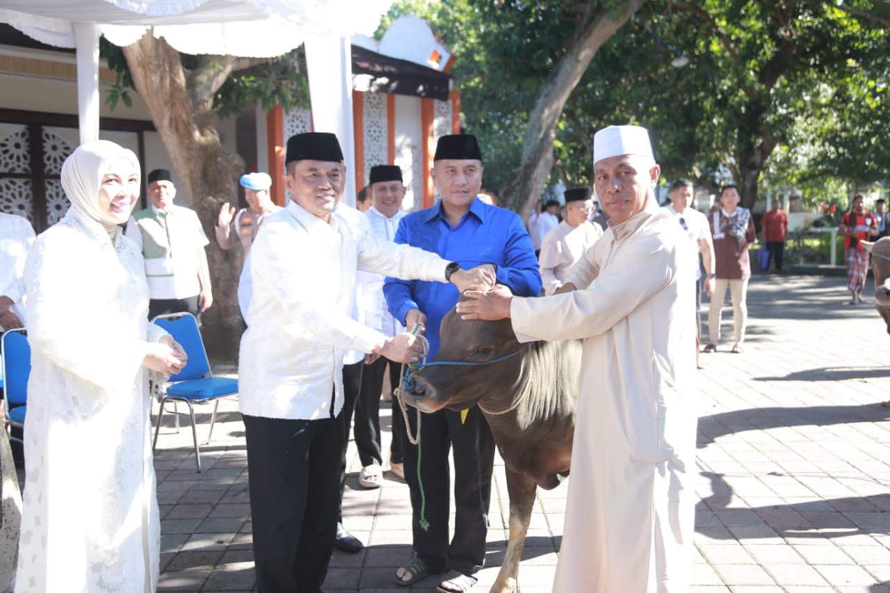 Polda NTB Sembelih Ratusan Hewan Kurban, Daging Dibagikan Kepada Masyarakat Penerima Manfaat0