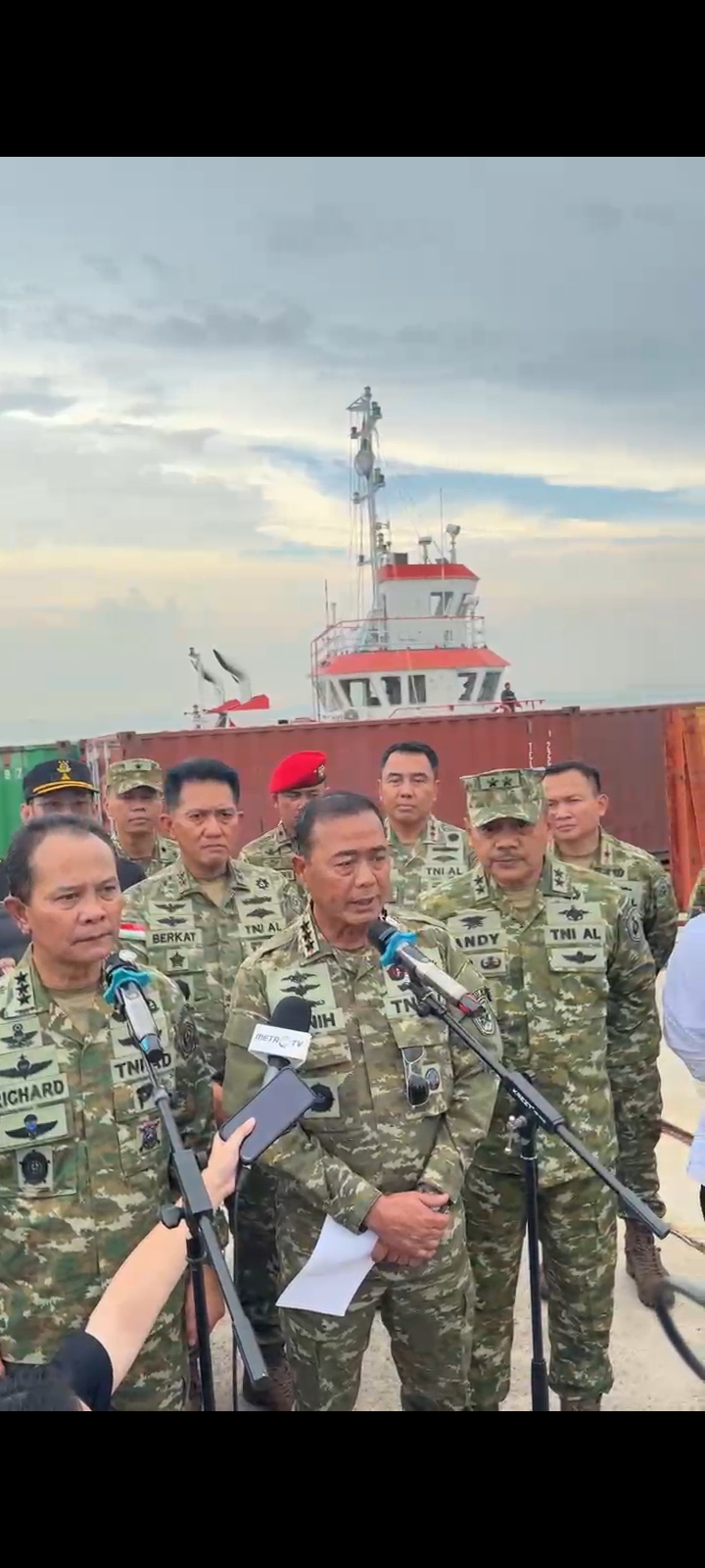 PANGKOARMADA I MENINJAU BARANG BUKTI PENGGAGALAN PENYELUNDUPAM MINERBA DI BATAM