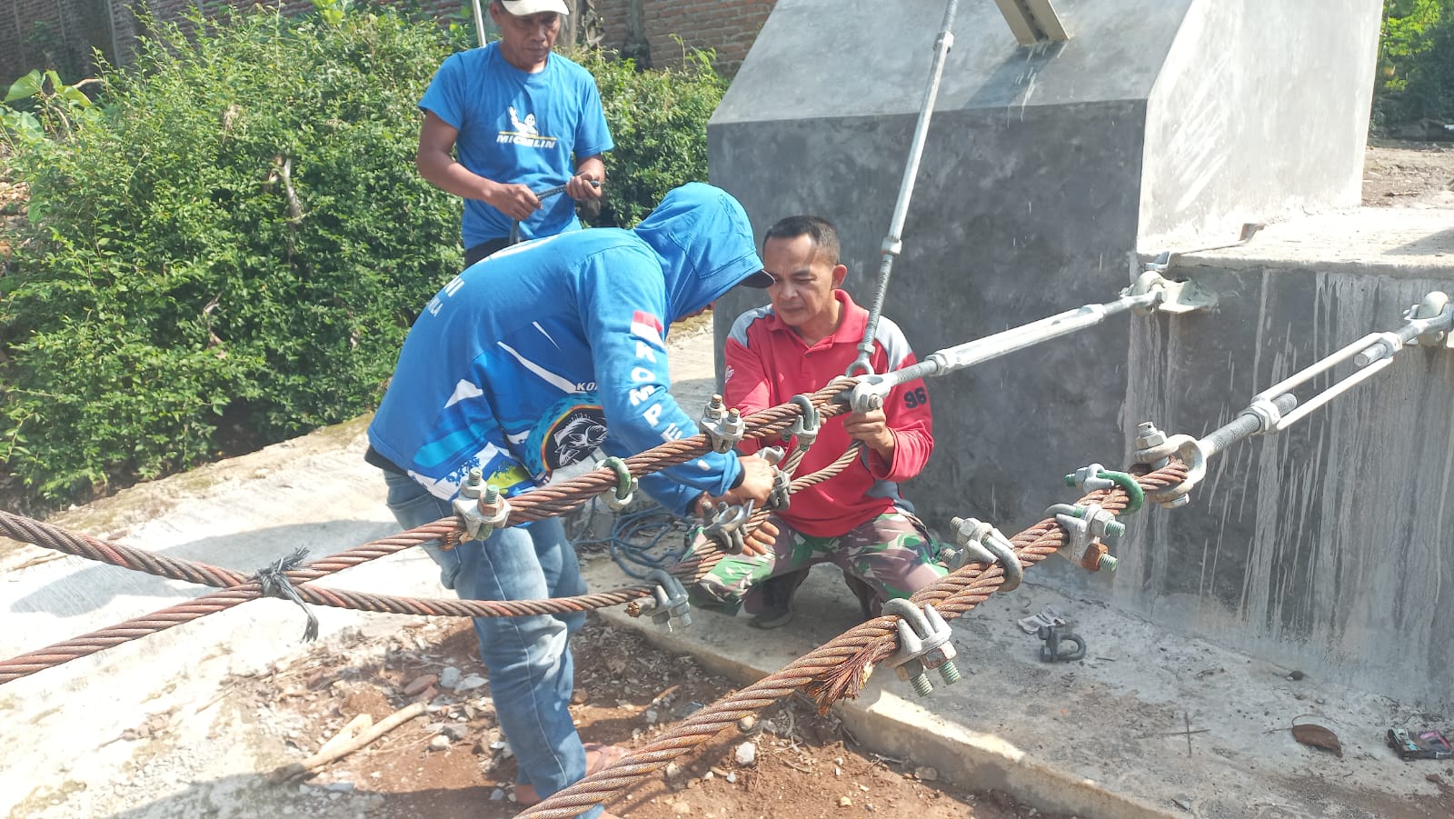 TNI dan Warga Bersatu Bangun Jembatan Perintis Garuda, Harapan Baru Penghubung Desa Nglembu