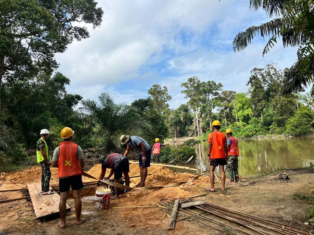 Pasca Banjir, Personel Bersihkan Lubang Sisa Genangan Air di Lubang Pondasi Jembatan Garuda