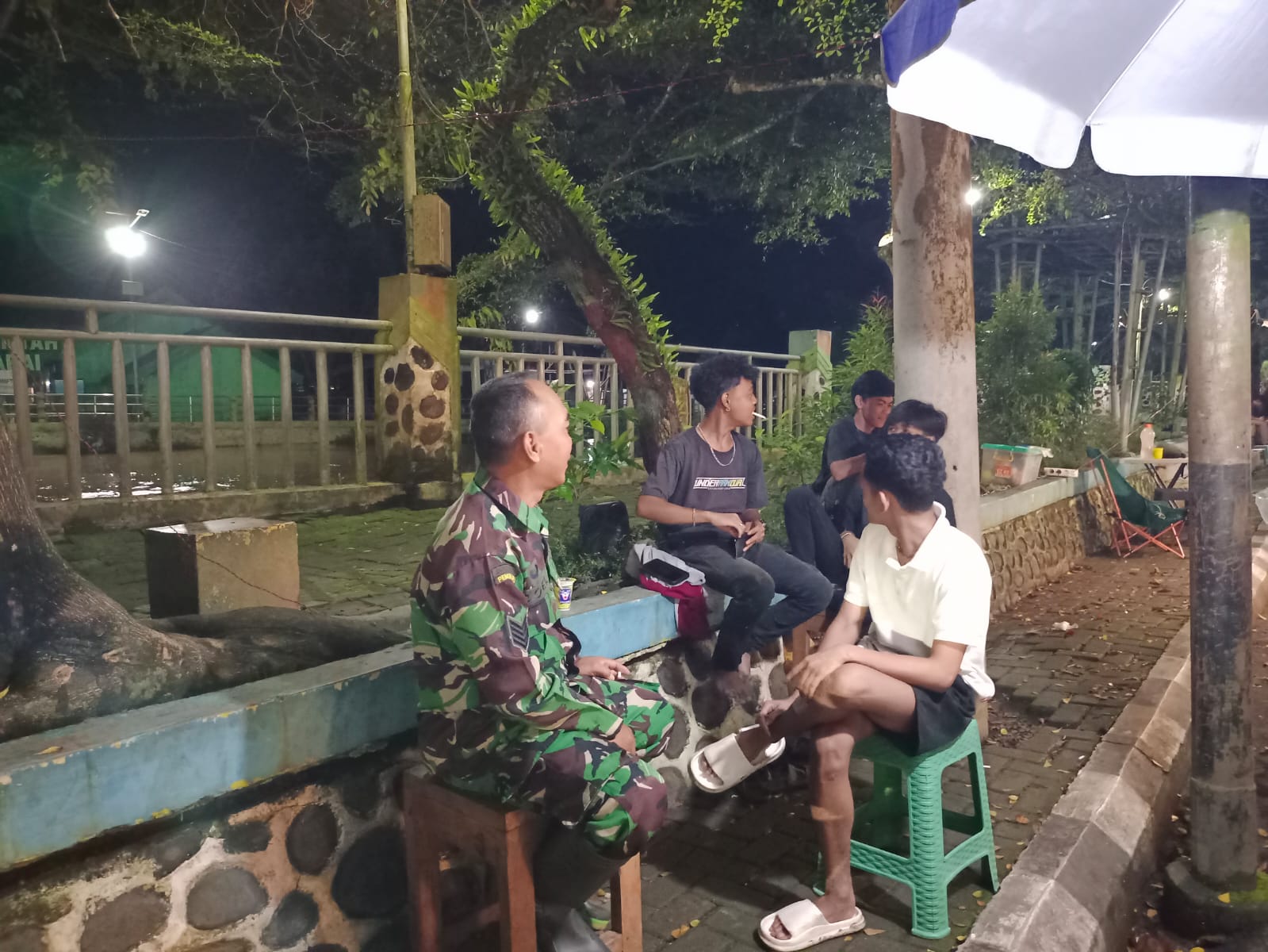 Komsos Malam Hari, Babinsa Barabai Berikan Motivasi dan Pembinaan kepada Pemuda