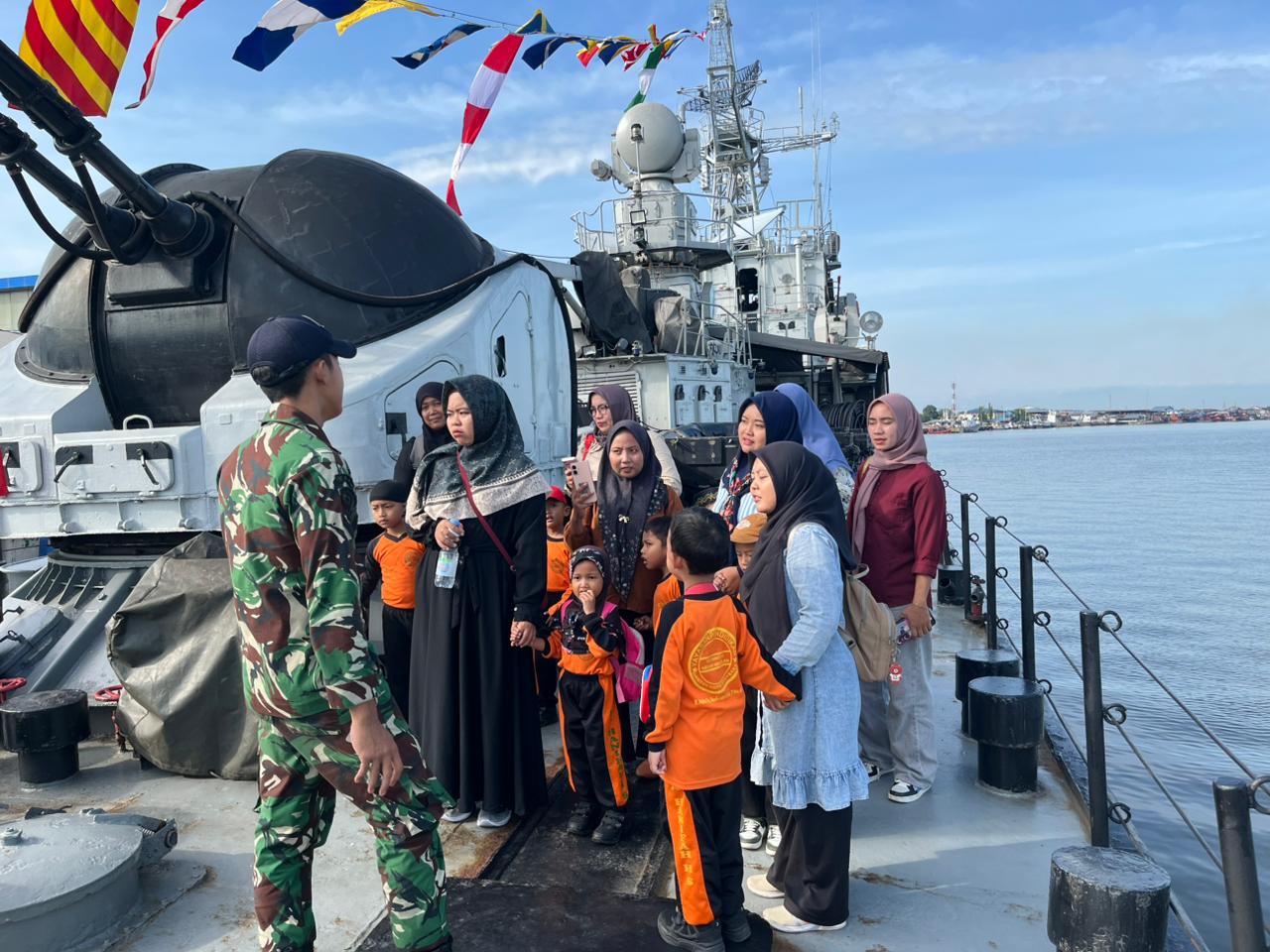 MENUMBUHKAN MIMPI DAN CINTA TANAH AIR MELALUI KUNJUNGAN EDUKATIF KE KRI IMAM BONJOL383
