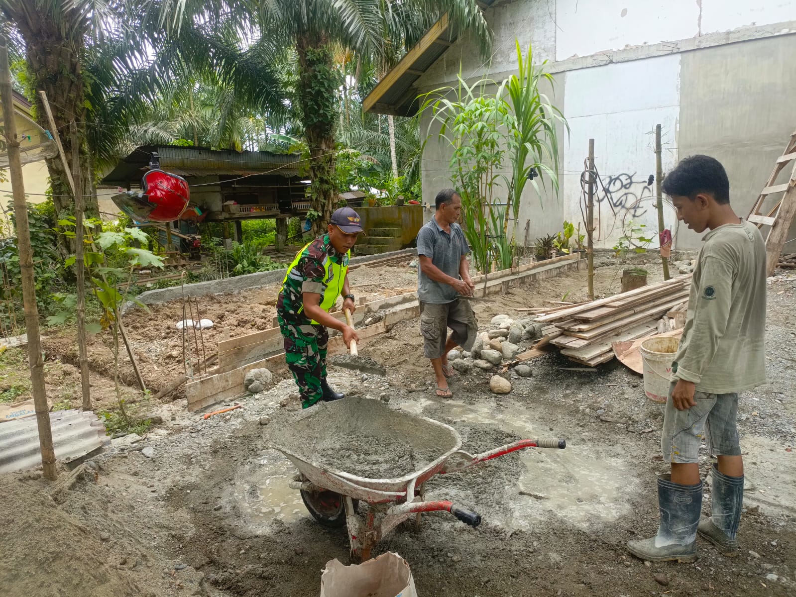 Wujud Kemanggulan TNI-Rakyat, Babinsa Koramil 09/Samatiga Bantu Warga Bangun Pondasi Rumah