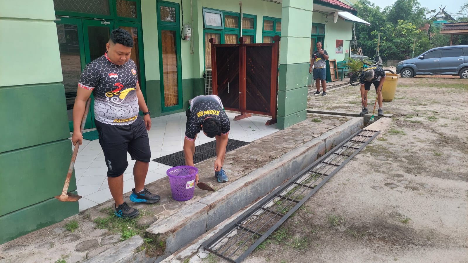 Ciptakan Kondisi Lingkungan Yang Sehat, Personel Kodim 1015/Sampit Laksanakan Pembersihan Pangkalan