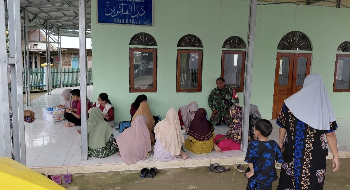 Dekatkan Layanan Kesehatan ke Warga, Babinsa Dampingi Tim Puskesmas di Kayu Rabah