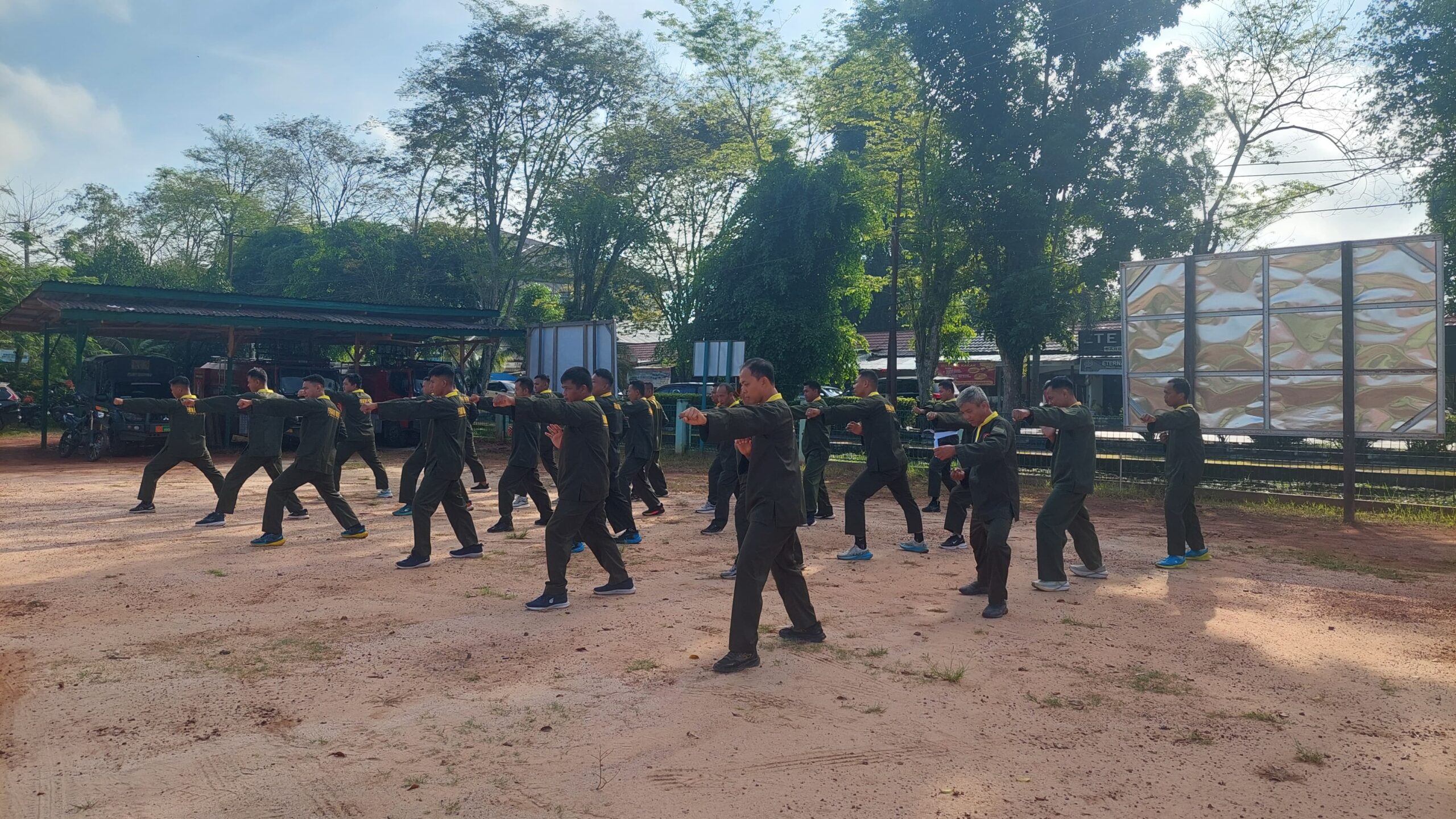Pelihara Kemampuan, Personel Kodim 1015/Sampit Berlatih Pencak Silat Militer