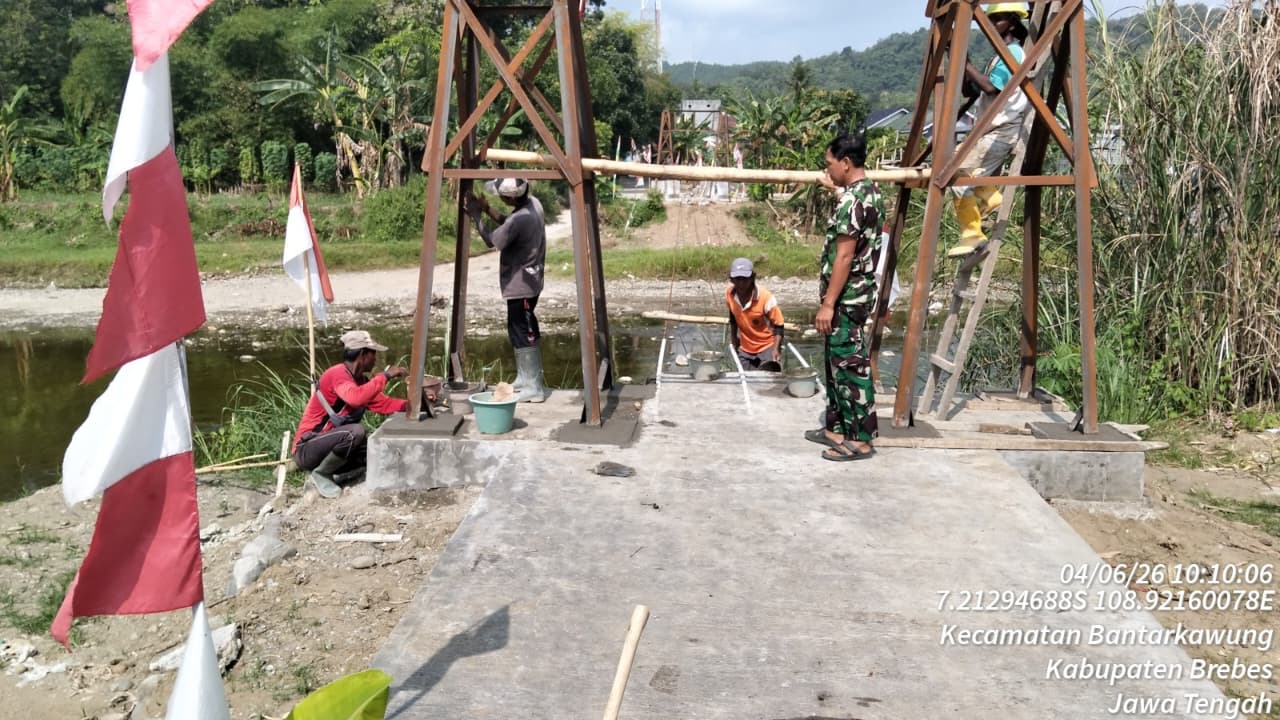 Kebersamaan yang Membuat Kuat, Semangat Persatuan Warnai Pembangunan Jembatan Gantung Garuda