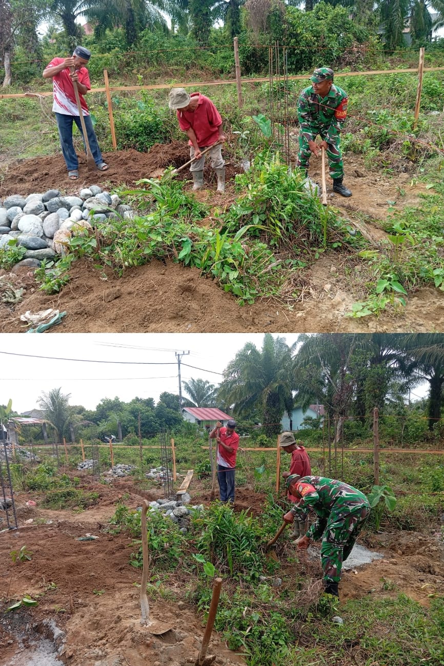 Babinsa Koramil 04/Meureubo Bantu Pembangunan Rumah Warga Dari Titik Awal Pondasi