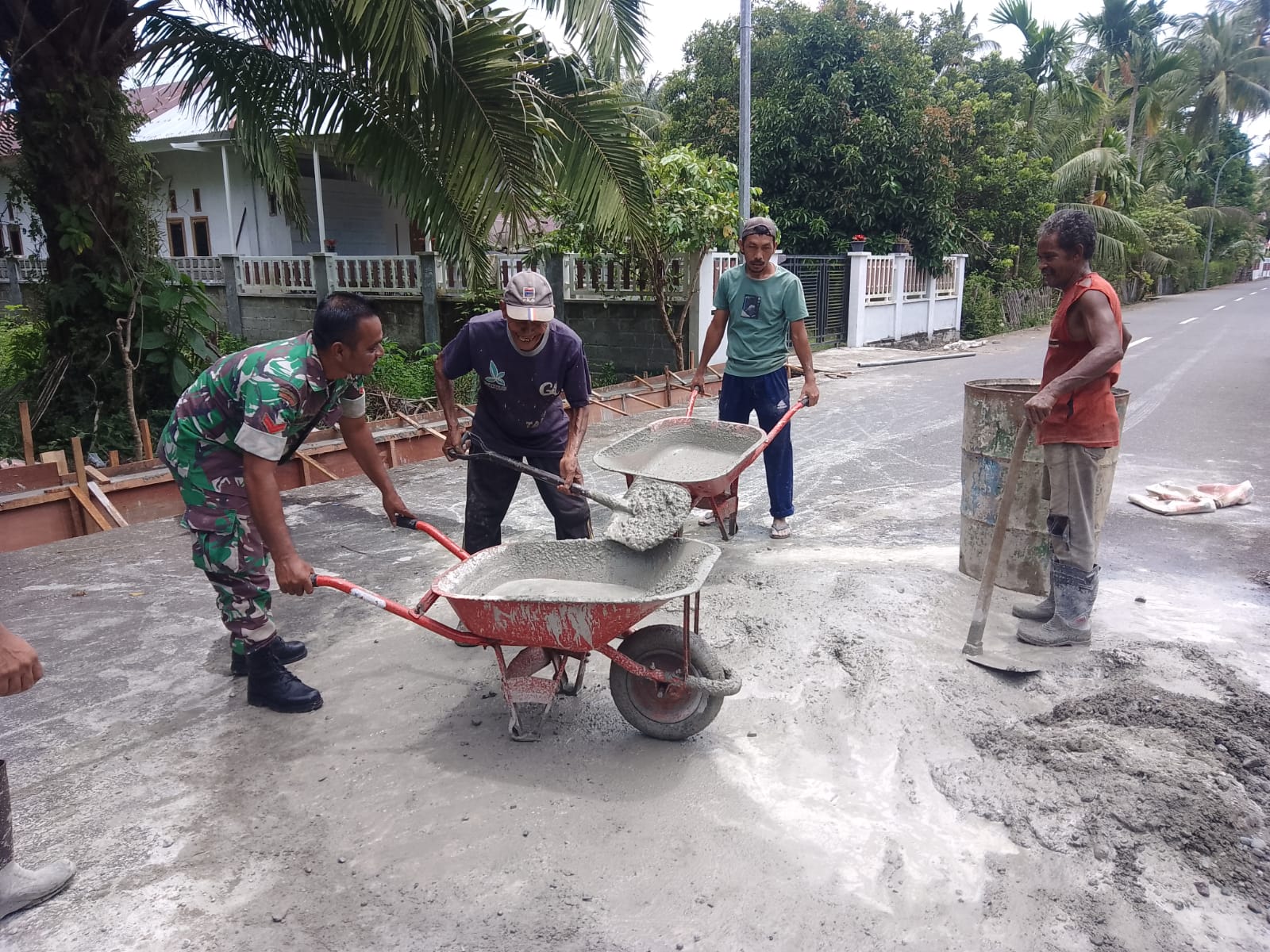 Gotong royong bersama warga, Babinsa Koramil 09/Samatiga bantu bangun tanggul penahan jalan di Gampong Teugoh