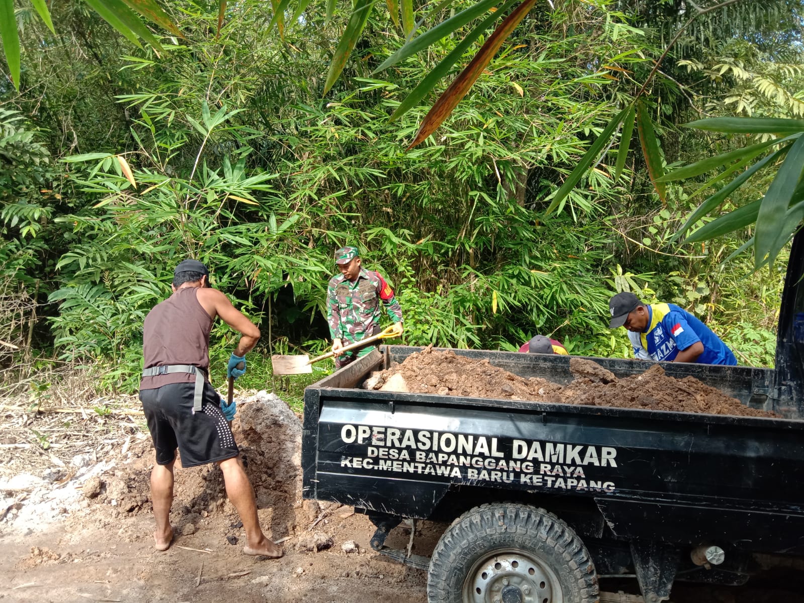 Akses Jalan Rusak, Babinsa Koramil 1015-03/Mentawa Baru Ketapang Bersama Warga Gotong Royong Perbaiki Jalan