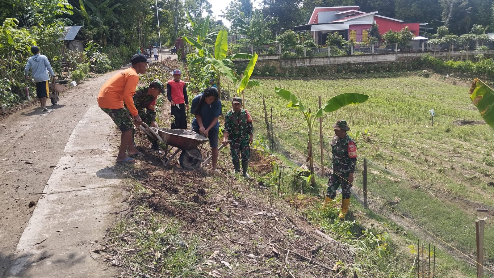 Bahu Membahu di Lokasi Talud, Tri Mawardi Kobarkan Semangat Gotong Royong
