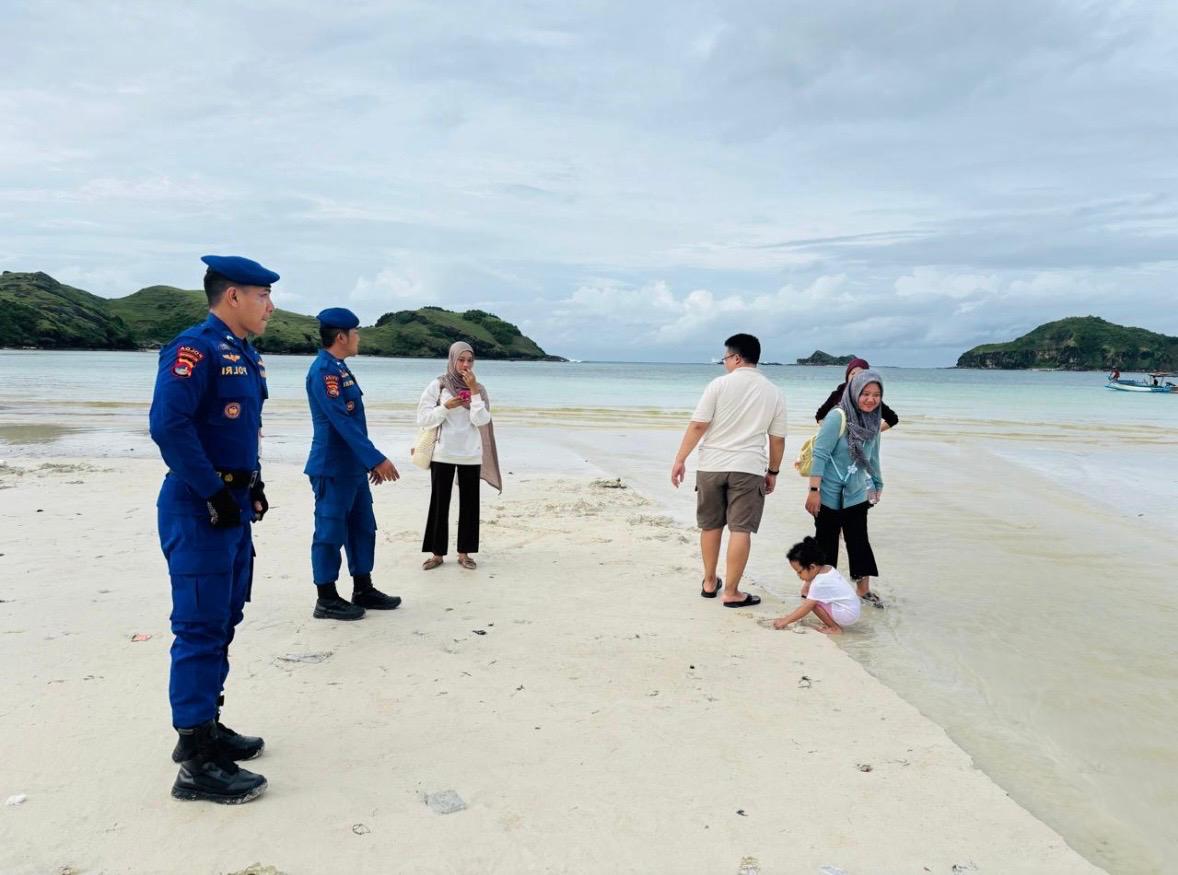 Patroli Presisi Rinjani Ditpolairud Polda NTB Bantu Pengendara yang Mengalami Kendala Mesin di Kota Mataram