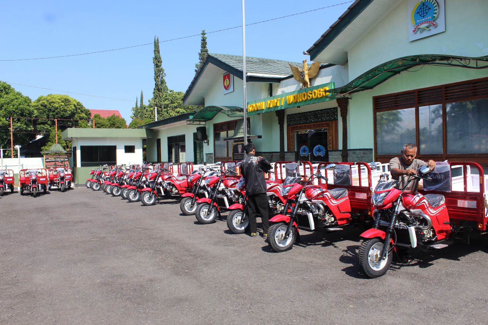 Kodim 0707/Wonosobo Serahkan Lagi 20 Unit Sepeda Motor Roda Tiga untuk Koperasi Desa