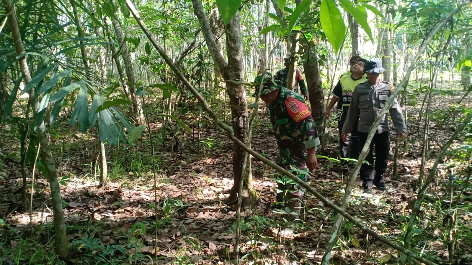 Wujud Kepedulian Lingkungan, Babinsa Pandawan Bersama Warga Gelar Patroli Karhutla
