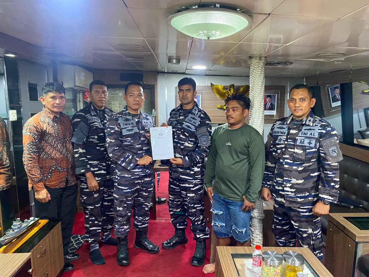 KRI IMAM BONJOL AMANKAN KAPAL DUGAAN PENYALAHGUNAAN NARKOBA DI LAUT