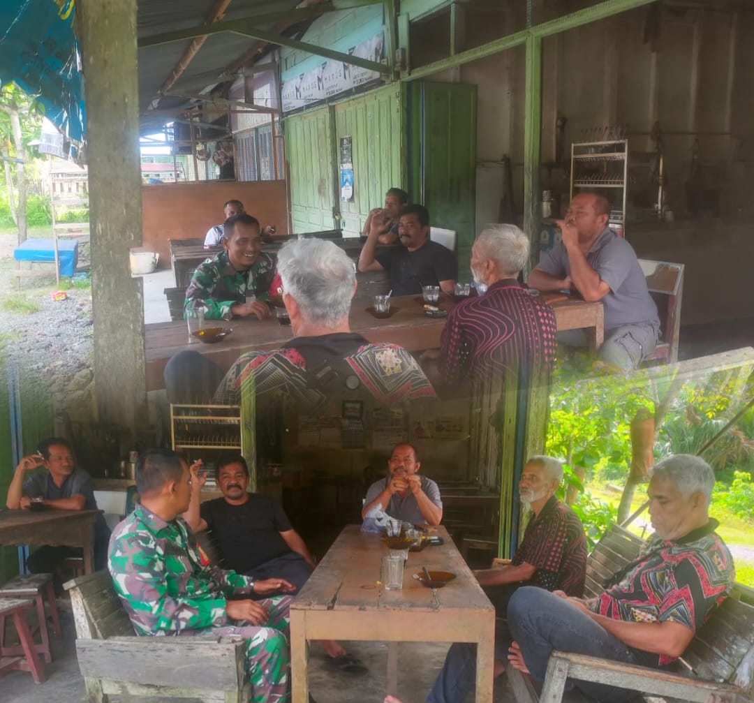 Antisipasi gangguan kamtibmas, Babinsa Koramil 09/Samatiga komsos dengan warga Desa Deuah bahas keamanan lingkungan