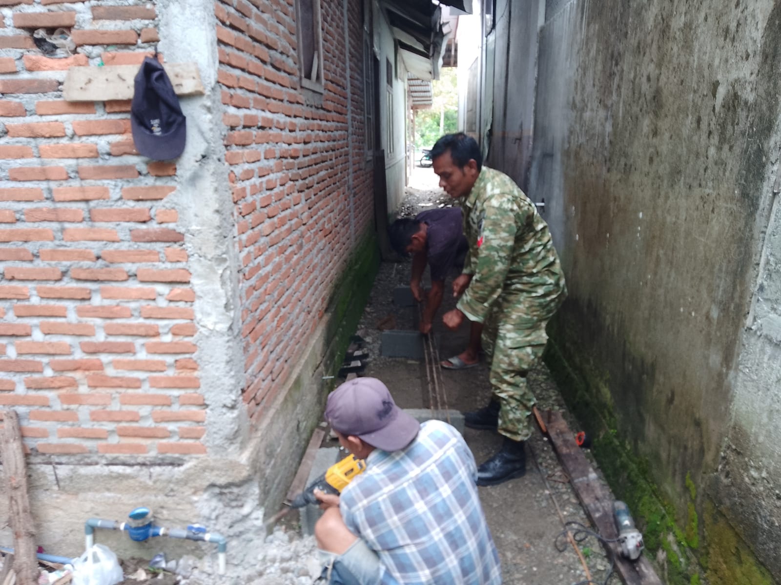 Bukti nyata kemanunggalan TNI-rakyat, Babinsa Koramil 09/Samatiga bantu warga rakit besi pondasi dapur rumah