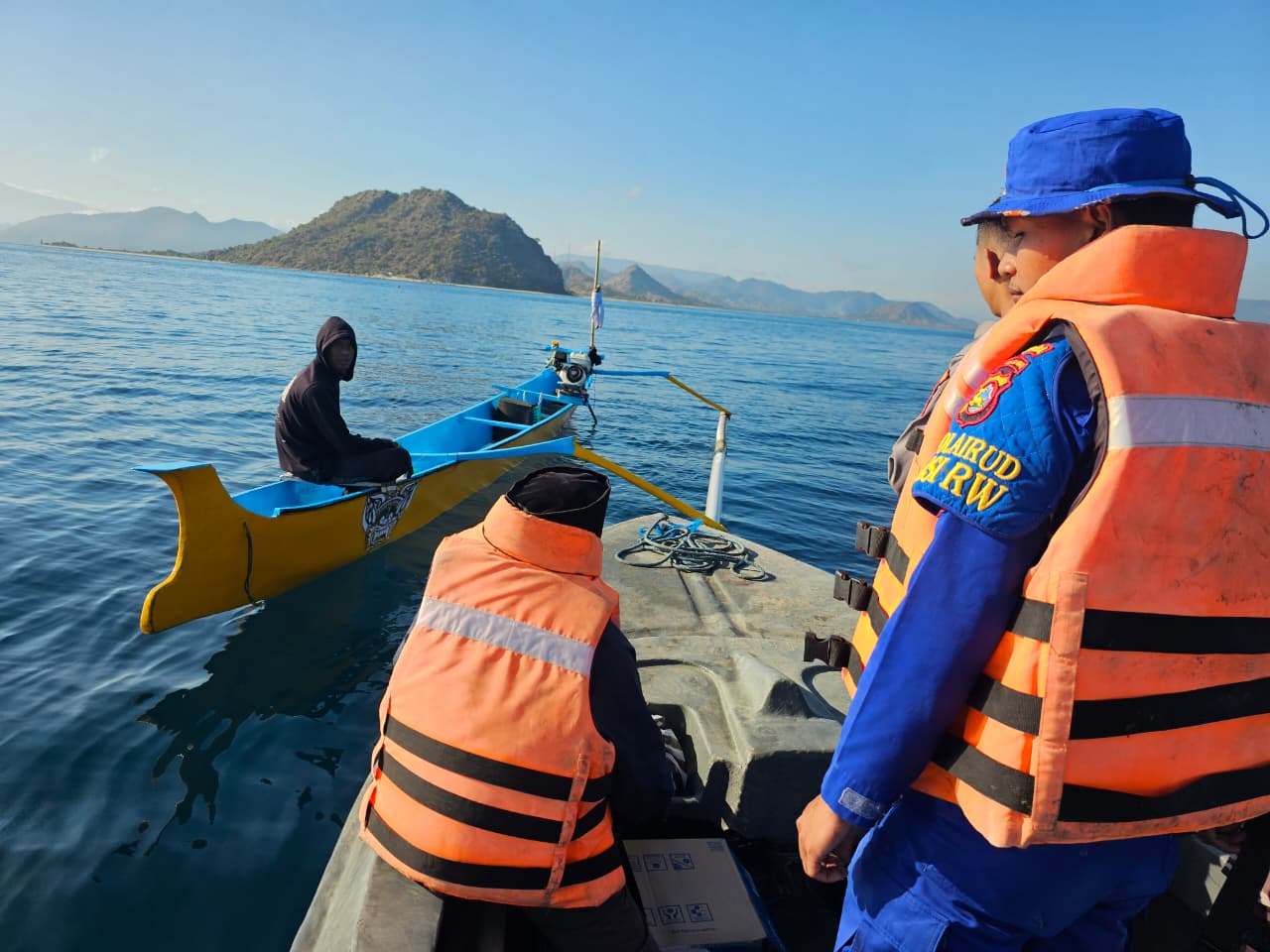 Ditpolairud Polda NTB Bersama Tim Gabungan Sisir Perairan Pulau Paserang Cari Penumpang KMP Belida Yang Melompat ke Laut