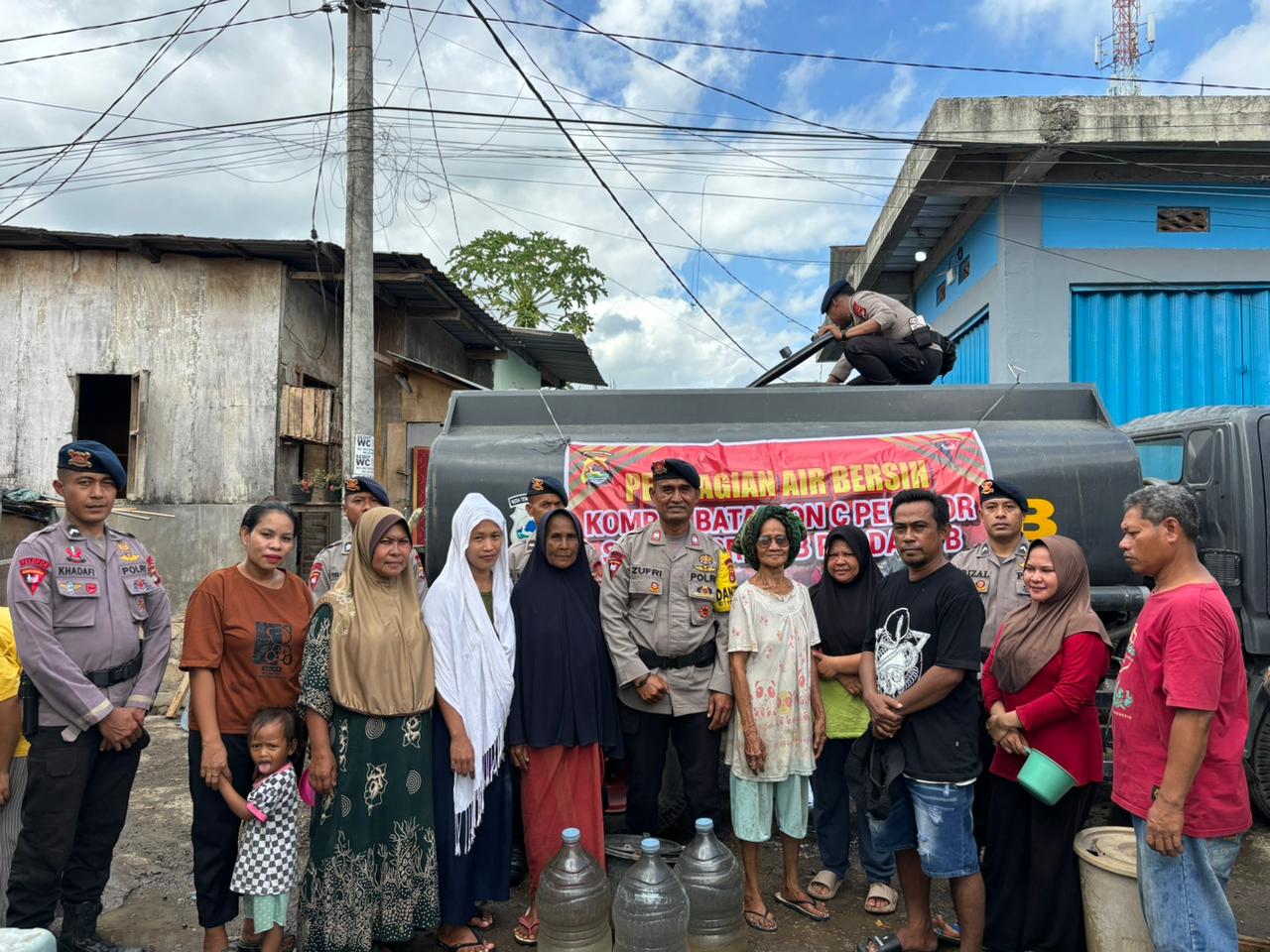 Respon Cepat Kebutuhan Warga, Sat Brimob Polda NTB Salurkan Bantuan Air Bersih di Kota Bima