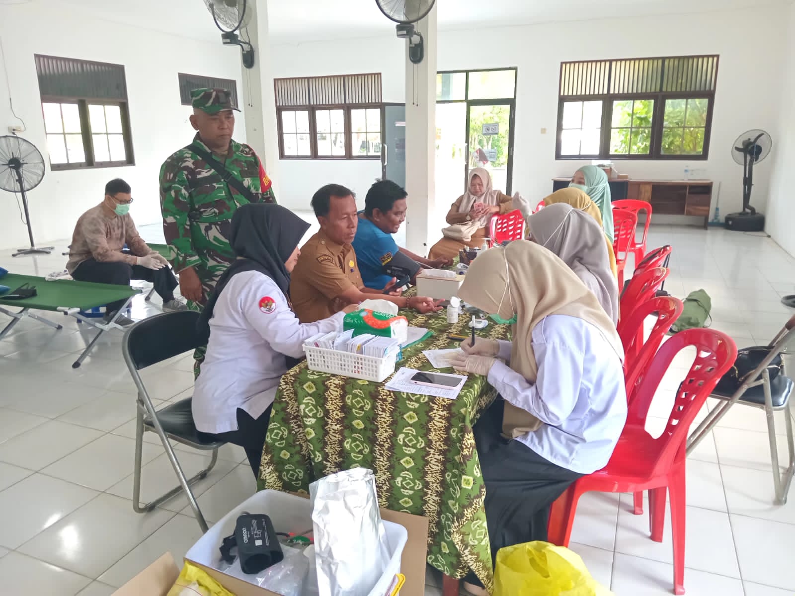 Peduli Warga Binaan, Babinsa Koramil 1002-05/Pandawan Rela Donorkan Darah