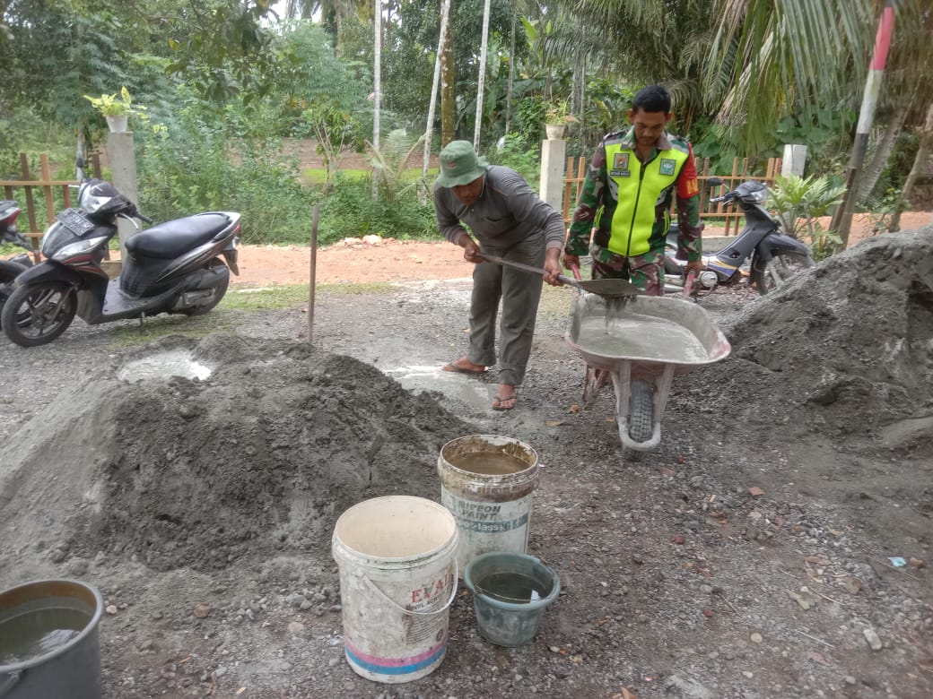 Gotong royong bersama warga, Babinsa Koramil 09/Samatiga bantu aduk semen bangun rumah di Desa Alue Raya