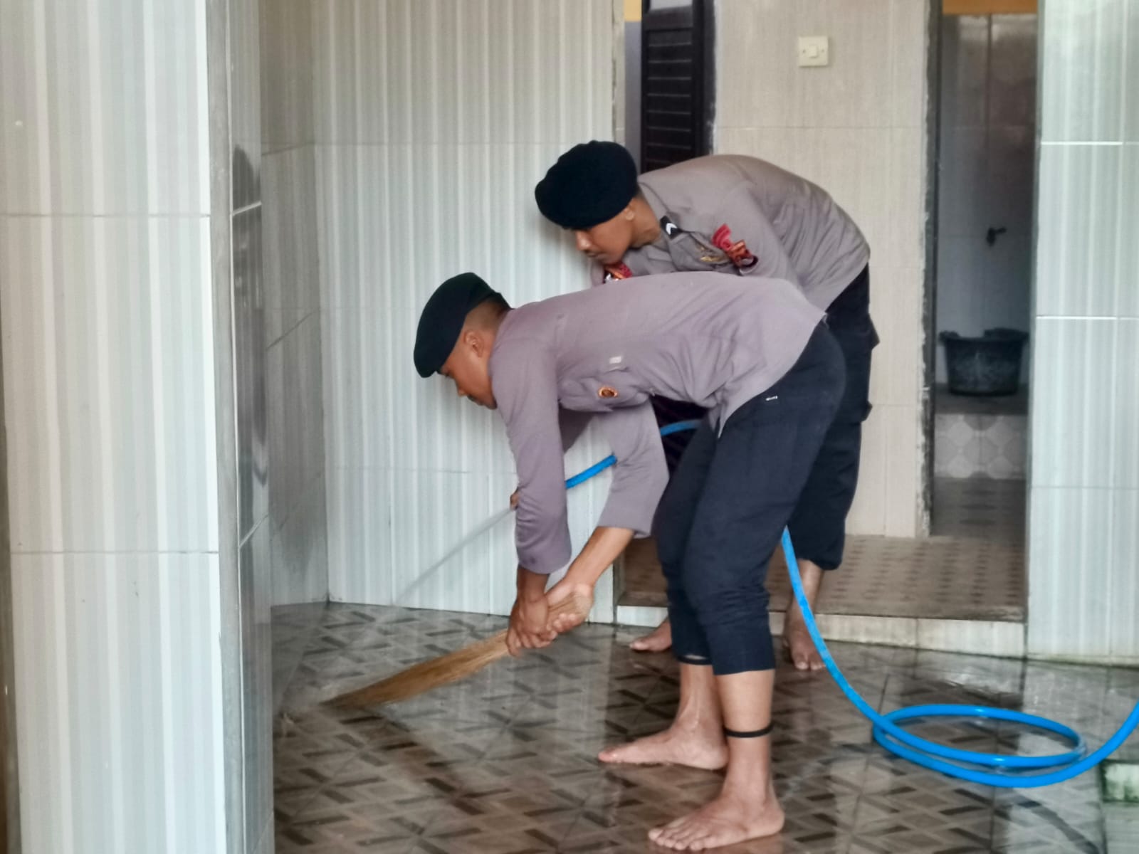 Brimob Polda NTB  Bersihkan Mushola, Wujudkan Semangat “Polri untuk Masyarakat”