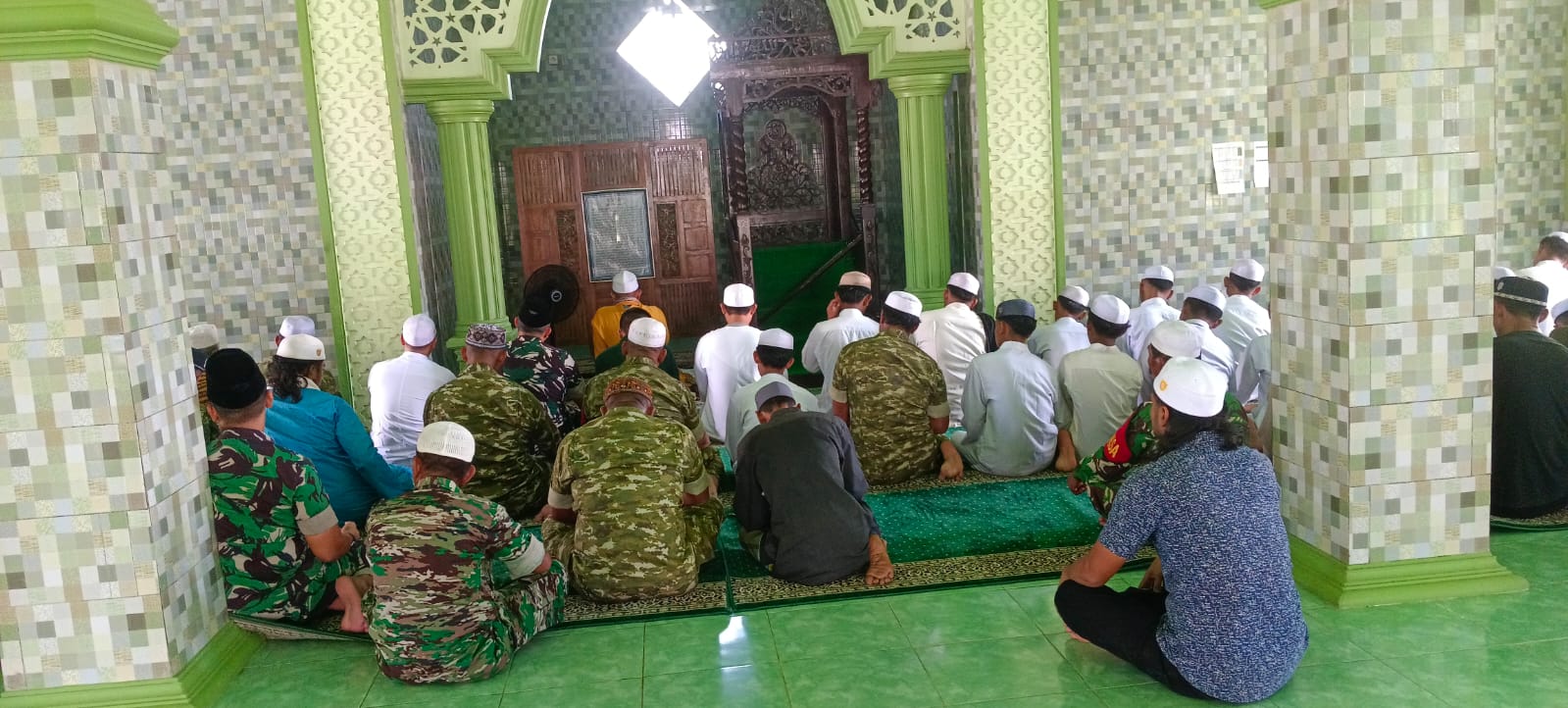 Salat Jumat Bersama Warga, Dandim 1002/HST Tegaskan TNI Selalu Hadir untuk Rakyat