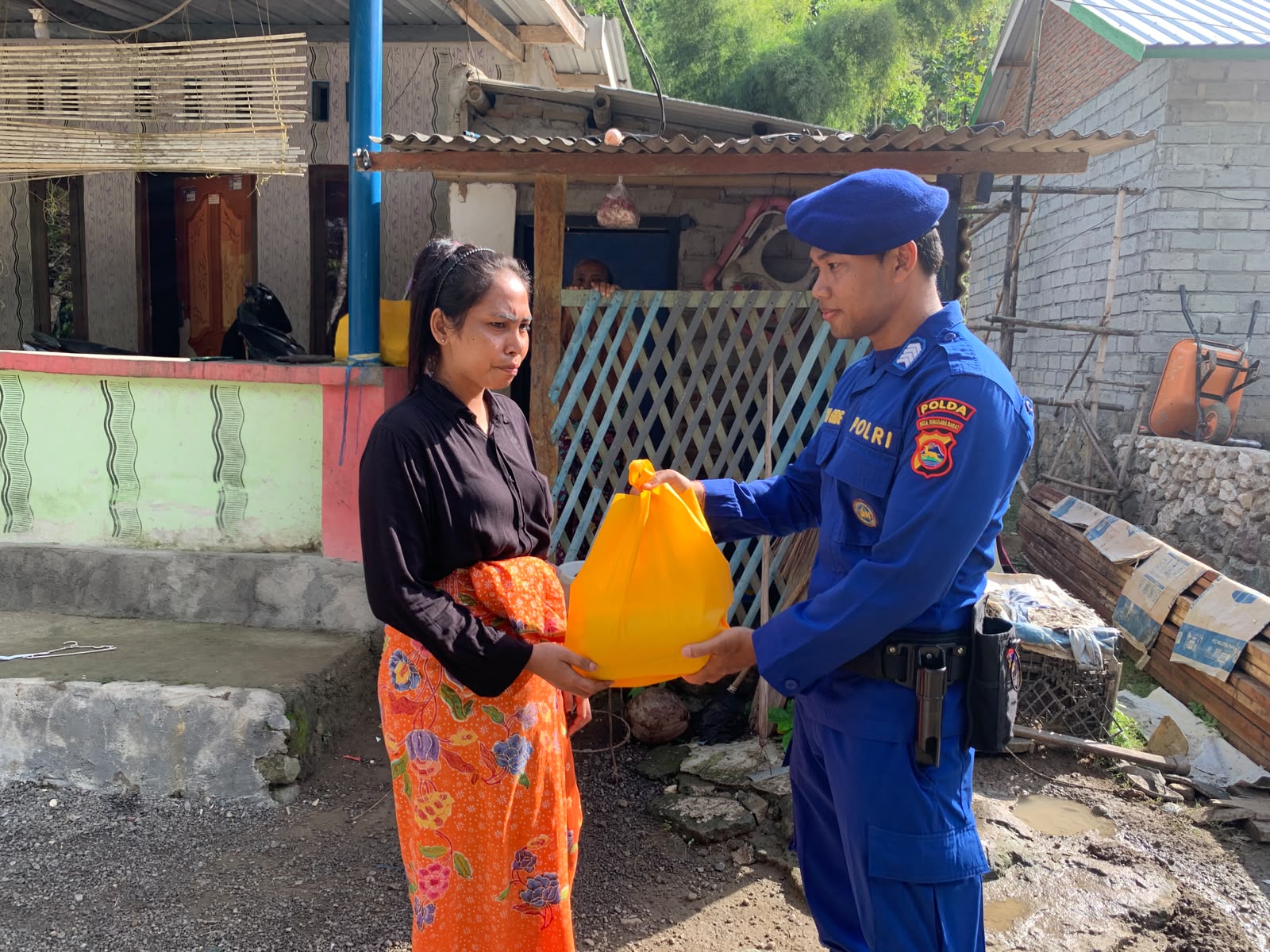 DITPOLAIRUD POLDA NTB SALURKAN BANTUAN SOSIAL KEPADA MASYARAKAT PESISIR DALAM RANGKA HUT KE-80 POLRI