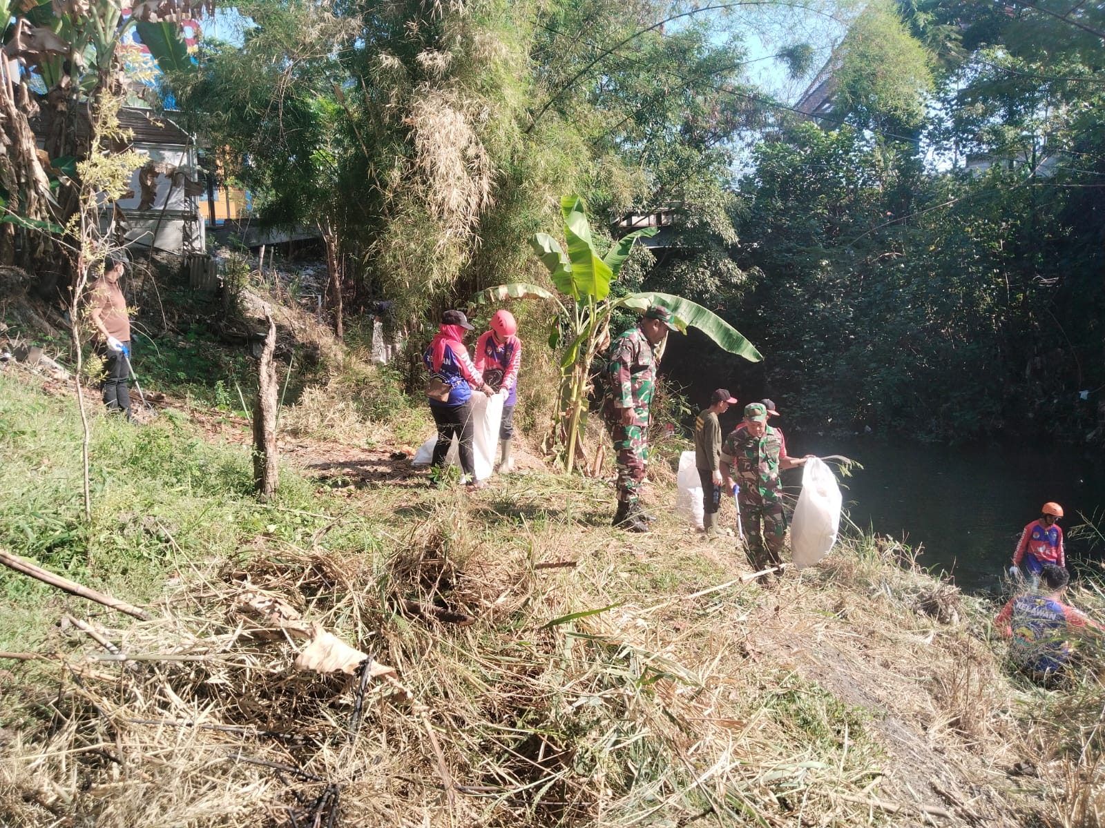 Bati Tuud Koramil 03 Serengan Pimpin Kerja Bakti Bersih Sungai Premulung Joyotakan
