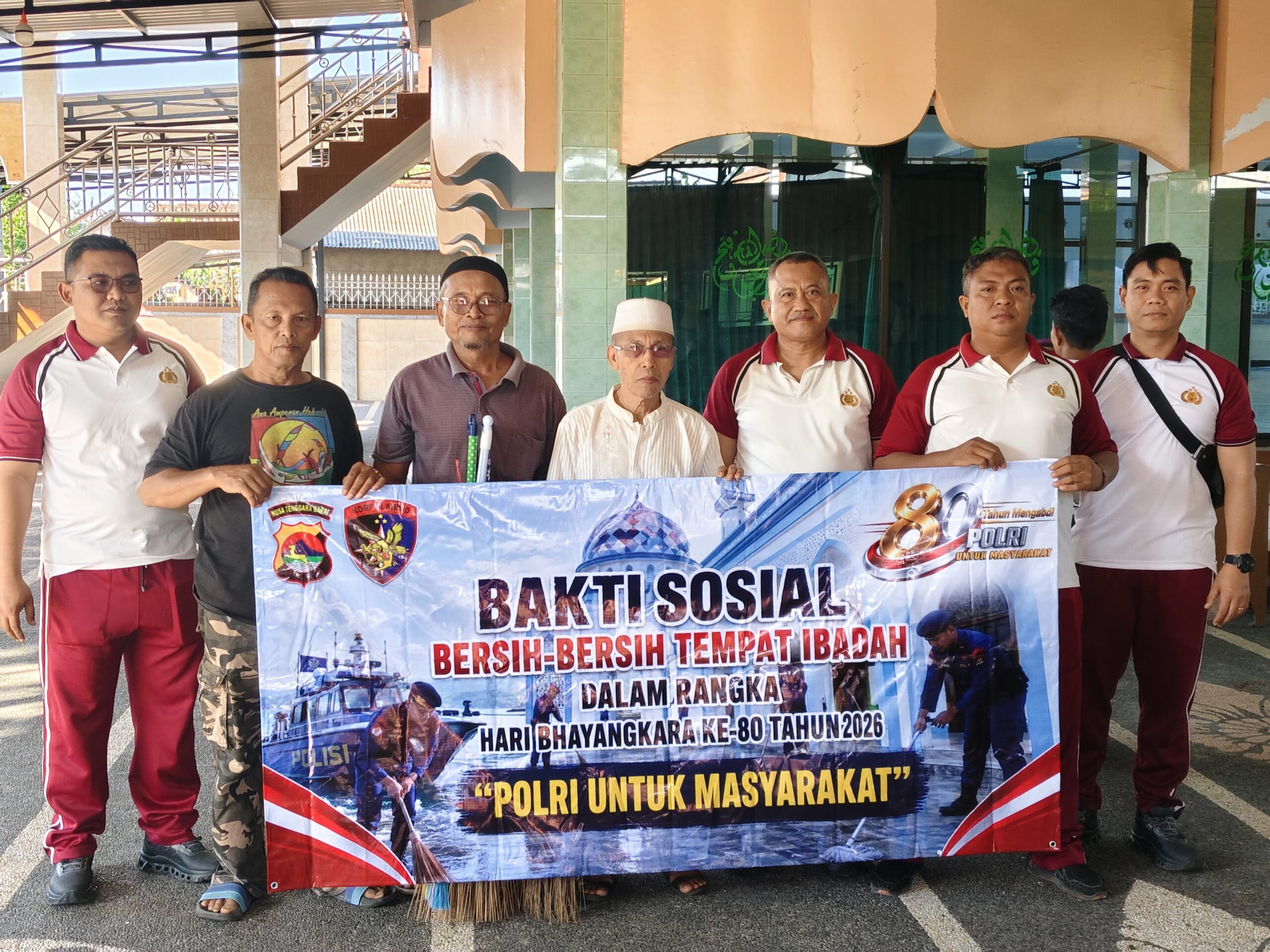 Ditpolairud Polda NTB Gelar Bersih-Bersih Tempat Ibadah dan Berikan Bantuan Alat Keberaihan di Hari Bhayangkara ke-80