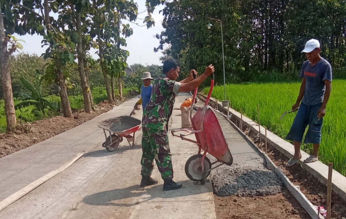 Babinsa Terjun ke Lokasi Cor Jalan, Wujudkan Akses Desa yang Lebih Baik
