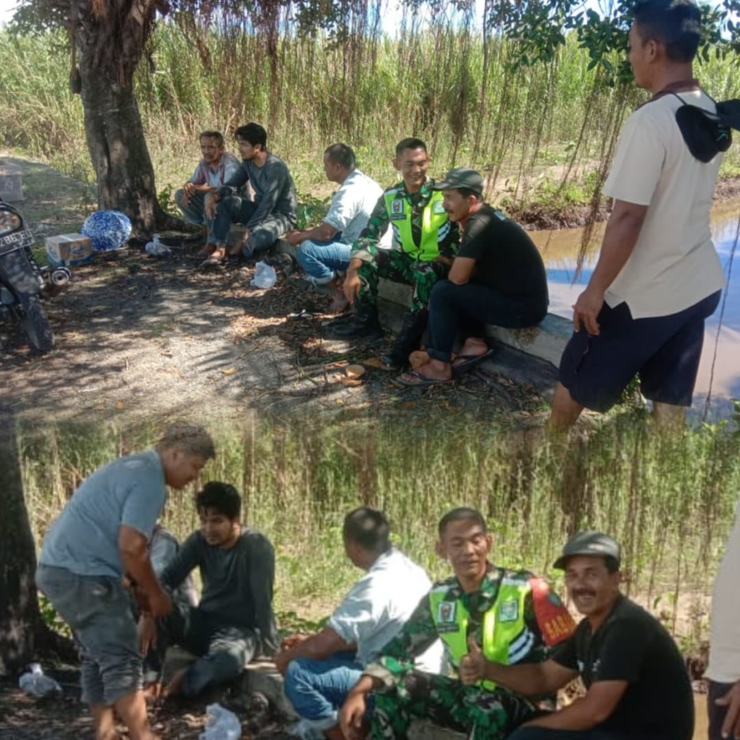 Pererat Silaturahmi, Sertu Buchari Muslim Babinsa Gelar Komsos dengan Warga Cot Seulamat